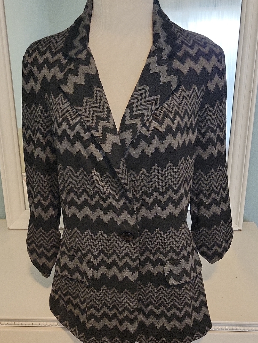 Soho Apparel Black & Gray Chevron Knit Blazer